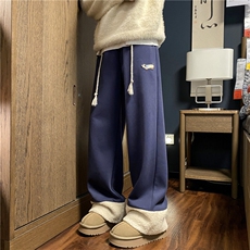 深蓝色