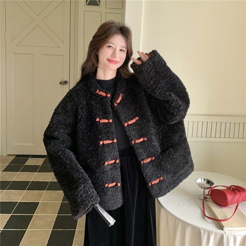 高级感新中式盘扣拼接皮毛外套女2026冬季新款时尚百搭小个子上衣，女装羊羔毛/颗粒绒，艾米莉亚