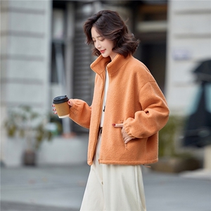 爆《现货2025冬季新款小羊羔毛休闲简约时尚外套不挑身材上身》图片