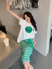 格子半裙、配上同色系上衣、给人一种不失高品质的感觉，，女装半身裙，碧沁伊人