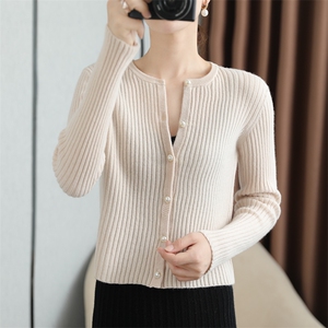 优雅百搭纯色飞碟扣圆领针织羊毛开衫女图片
