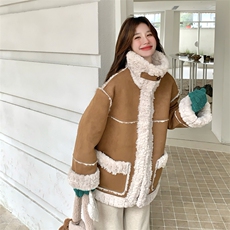 卡其色皮毛一体羊羔毛外套女冬韩系小个子宽松加厚保暖毛绒棉服，女装短外套，2C028