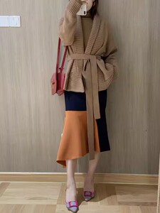 时尚显瘦羊毛针织开衫外套女秋冬必备细腰带设计,男生见女生家长穿搭秋季图片