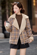 格子皮毛一体外套女秋冬款短款复古加厚保暖，女装短外套，依多米