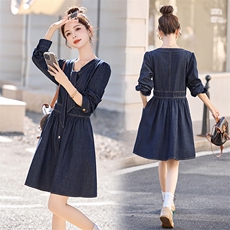 2025年新款优雅牛仔连衣裙女中长款春秋长袖高级感气质飘带连衣裙，女装连衣裙，流量+