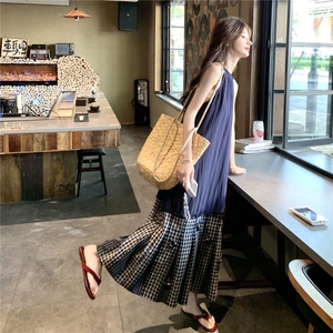 格子拼接藏青色无袖挂脖连衣裙女夏2025新款度假风流行森系背心裙图片