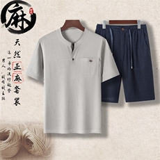 浅灰上衣＋深蓝短裤