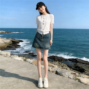 夏季新款时尚休闲简约套装宽松显瘦圆领彩色纽扣上衣牛仔裙两件套图片