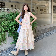 法式复古碎花无袖背心上衣女夏季新款设计感拼接蕾丝半身裙两件套，女装套装/套裙，2C375