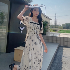 2023年夏装法式方领气质碎花连衣裙设计感水墨印花赫本风长裙子女，女装连衣裙，一九零