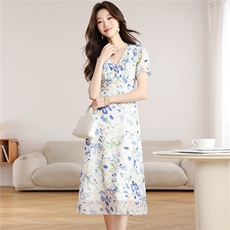 2026白底碎花连衣裙夏季新款女装海蓝花屿泡泡袖收腰雪纺裙，女装连衣裙，艾米