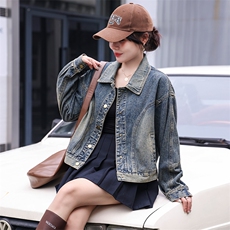现货复古摩登感牛仔外套2024春装设计感渐变怀旧色短款夹克上衣女，女装牛仔外套，潮流依族