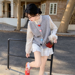 灰色韩系针织爱心扣马甲套装女春季2025新款减龄蕾丝衫百搭两件套图片