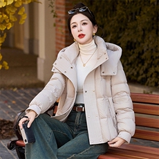 现货90绒欧货显瘦短款羽绒服女2024冬季新款连帽小个子白鸭绒外套，商品下架区，韩然一族