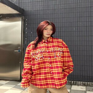 美式潮牌复古红色格子衬衫女春夏长袖防晒衬衣设计感宽松情侣外套,量感小的衣服穿搭图片