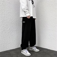 黑色