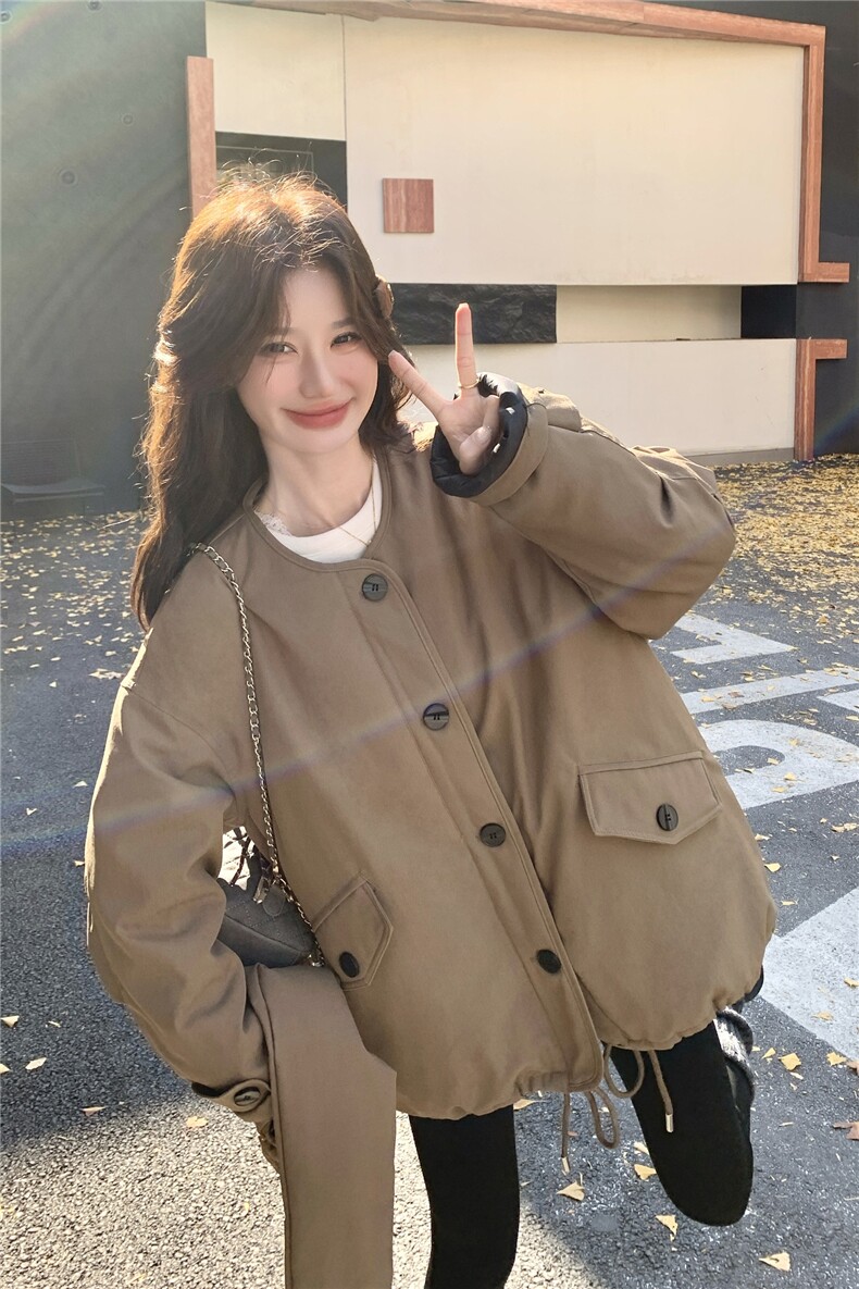 驼色立领羽绒服女2025冬季中长款宽松纽扣装饰保暖外套上衣配围脖,女装羽绒服,艾米莉亚
