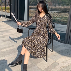 现货2024年春季新女时尚气质优雅显瘦碎花网红连衣裙，女装连衣裙，煊芮熙