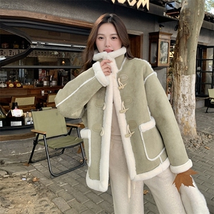 绿色高级感牛角扣羊羔毛外套女冬季新款保暖百搭拼接皮毛一体棉服图片