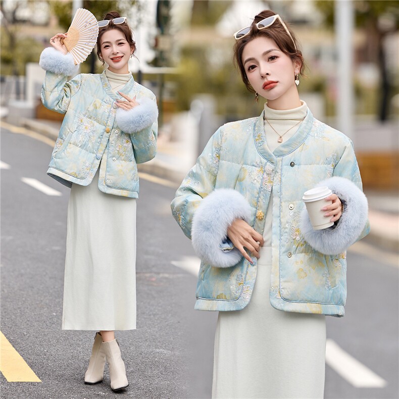 现货。2025年潮冬季真狐狸毛重工刺绣短款新中式羽绒服新款，女装羽绒服，伊仟回