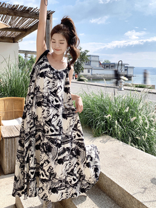 度假风印花吊带裙女2025夏季新款超好看设计感洋气时髦气质连衣裙图片