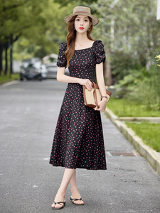 高级感小碎花连衣裙女2025夏季新款方领气质收腰修身洋气减龄裙子图片