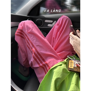 多巴胺穿搭粉色潮牌冰丝阔腿裤男条纹尼龙直筒美式降落伞兵裤子夏图片