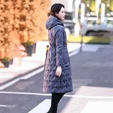 现货！专柜品质！2022冬装新款时尚长款羽绒服女连帽90%白鸭绒，女装羽绒服，铭街依杨