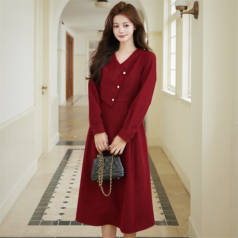 浪漫复古红色连衣裙女2025秋冬季新款法式赫本磨毛V领裙子高级感，女装连衣裙，艾米莉亚
