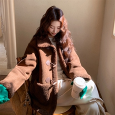 咖色麂皮绒羊羔毛外套女2025年冬季新款小个子洋气保暖牛角扣上衣，女装短外套，2C108