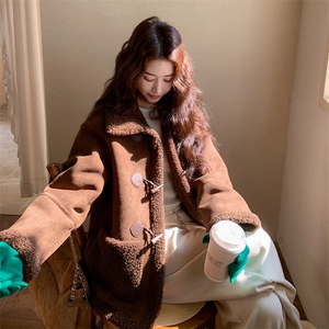 咖色麂皮绒羊羔毛外套女2025年冬季新款小个子洋气保暖牛角扣上衣图片