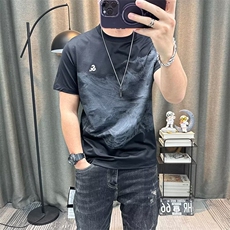 黑色