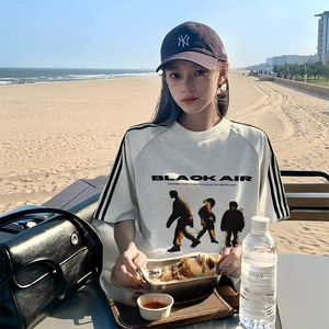 抖音得物品质二开240克宽松纯棉美式潮牌印花三条杠中性风短袖T恤图片