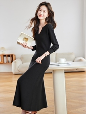 秋装新款2025长款针织修身显瘦毛衣打底过膝连衣裙女，女装连衣裙，时尚风爆