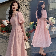 甜美可爱粉色连衣裙女夏季2025新款韩系方领肌理感泡泡袖长裙子，女装连衣裙，韩蜜菓