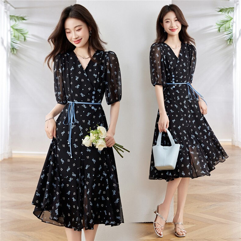 高级感小碎花连衣裙女2025夏季新款V领气质收腰修身洋气减龄裙子，女装连衣裙，布芭啦