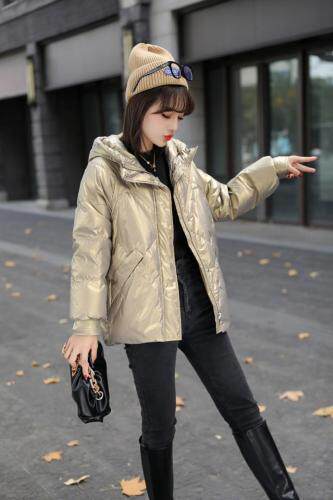 珠光亮面带帽时尚羽绒服，女装羽绒服，平凡人生