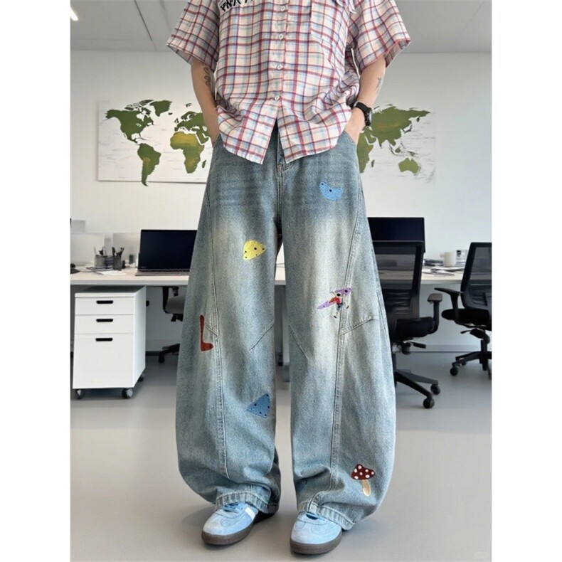 美式斜切设计弯刀男牛仔裤卡通刺绣宽松百搭阔腿裤  P52 YW0982图片