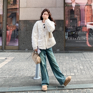 小香风奶白色毛绒保暖上衣女2025年冬季新款韩版加厚显瘦休闲外套图片