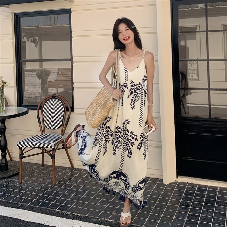 海边度假松弛感吊带连衣裙女2025年夏季新款印花流苏气质休闲长裙,女装连衣裙,诺蝶
