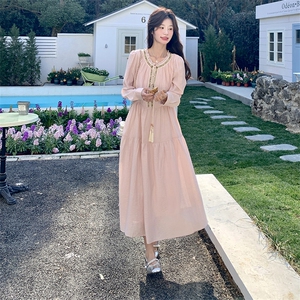 森系田园风粉色长袖连衣裙女春秋新款超火好看独特漂亮绝美a字裙图片