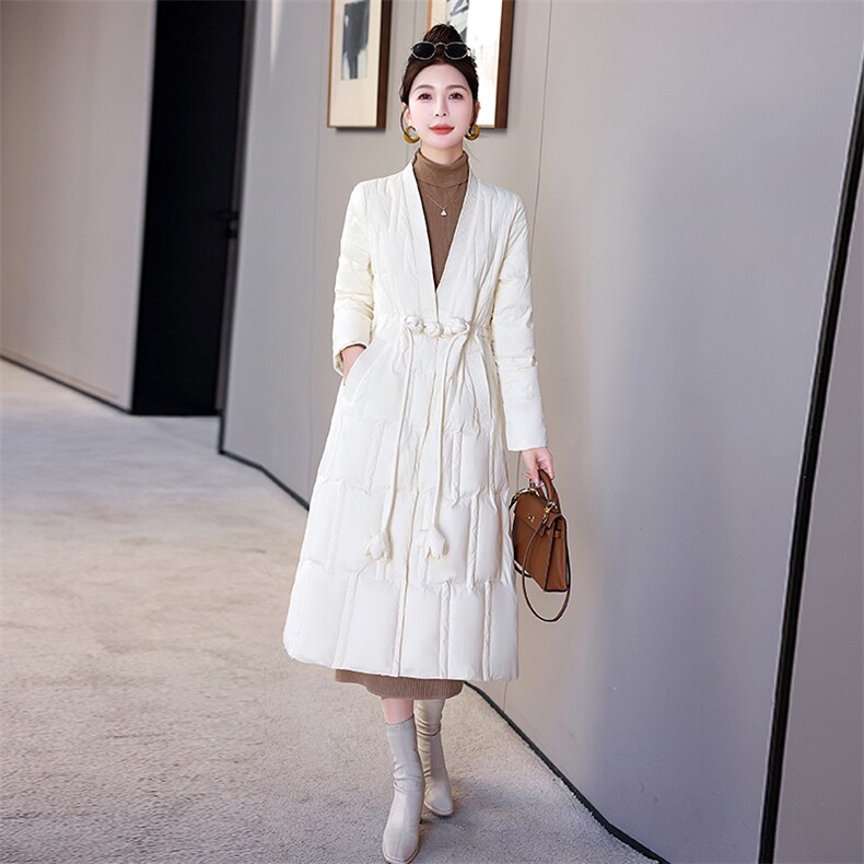 2024年冬季新款时尚设计感显瘦A型长款过膝V领复古盘扣羽绒服,女装羽绒服,卡杰菲