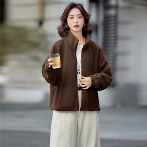 爆《现货2025冬季新款小羊羔毛休闲简约时尚外套不挑身材上身》图片