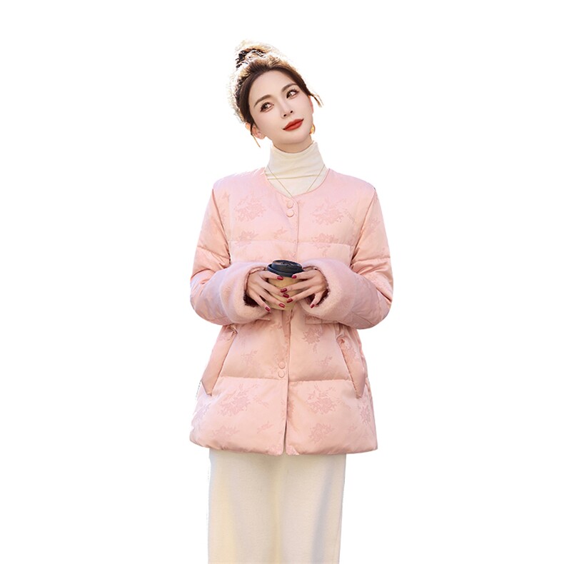 羽绒服女中长款2024冬新款今年流行新中式国风收腰粉色提花厚外套,女装羽绒服,奕可儿