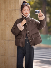 90绒。三年不下架。时尚羊羔毛拼接翻领短款羽绒服外套，女装羽绒服，E百度