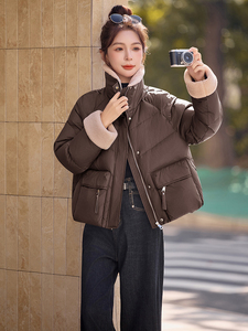 90绒。三年不下架。时尚羊羔毛拼接翻领短款羽绒服外套图片