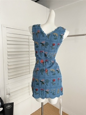 卡普里蓝~V领波浪边花朵刺绣连衣裙女夏无袖背心裙，女装连衣裙，梦白服饰厂