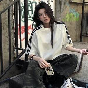 抖音得物品质二开240克宽松纯棉美式潮牌印花三条杠中性风短袖T恤图片