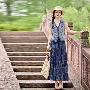 夏季新款2026气质时尚复古撞色刺绣牛仔马甲+碎花大摆裙两件套图片