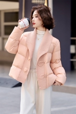 粉色小香风针织拼接羽绒服女2025冬新款减龄设计感翻领白鸭绒外套，女装羽绒服，衣之秀